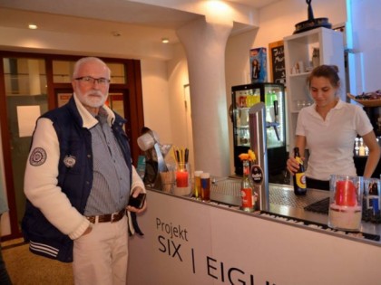 照片: SIX EIGHT